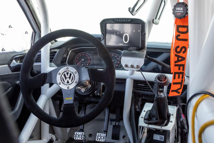 Панель приборов Volkswagen Jetta Bonneville Racer 2018 года  (фото 12 из 36)